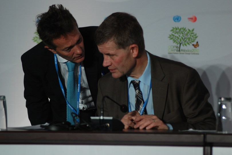 UNEP-sjef Achim Steiner sier Erik Solheim noen alvorsord etter at sistnevnte ble forsinket til egen pressebrief