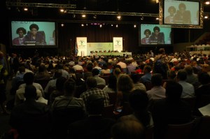 Forhandlinger i plenum har startet