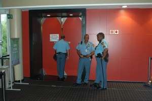 Bak denne døren satt 25 land og snakket. Ingen har sett resultatet enda.