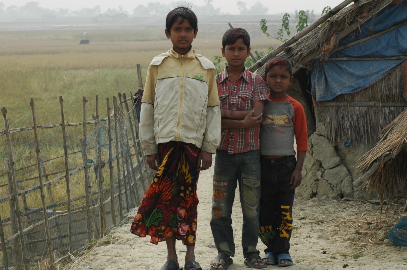 Khaird (11), Hasib (13) og Arif (6) mistet huset sitt.