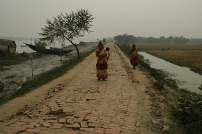 Slike elveforskansninger skal holde elvevannet ute, når det blir syklon.