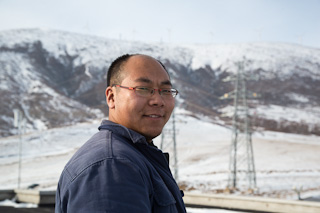 Wu De er sjefsingeniør på den "norske" vindparken i Chicheng. Han jobber for at Norge skal realisere sine klimamål.